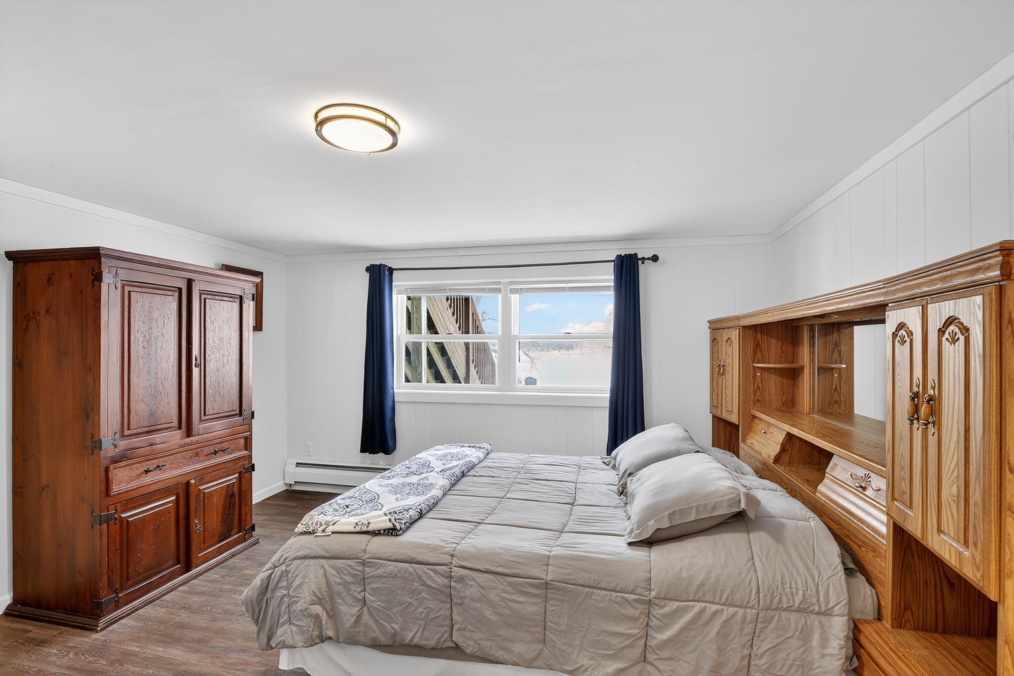 Tabla de planchar con plancha, wifi y ropa de cama 