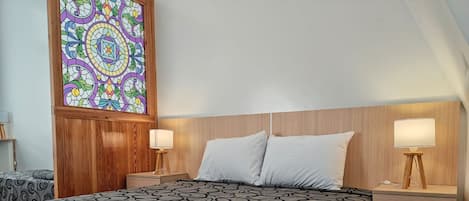 Tabla de planchar con plancha, wifi y ropa de cama