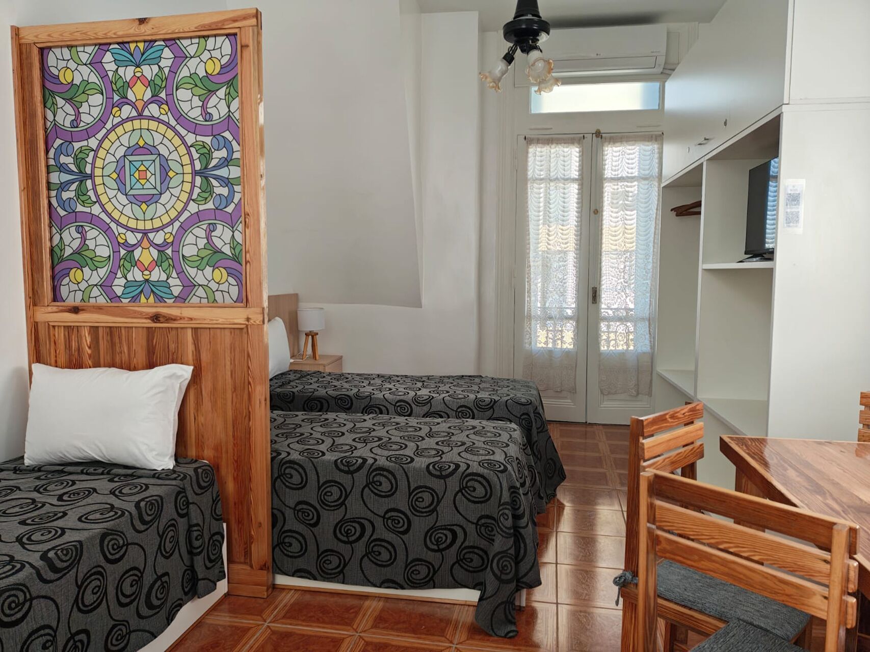 Planxa i posts de planxar, wifi i roba de llit 