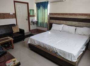 Deluxe Double Room | In-room safe, iron/ironing board, free WiFi