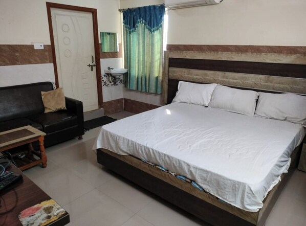 خزنة داخل الغرفة ومكواة/لوح كي وواي فاي مجانًا