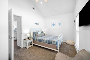 4 bedrooms, iron/ironing board, free WiFi, bed sheets - Private Pool, LSV/Golf Cart, Bikes, & Pet Friendly! 1/2 MILE TO BLUE MOUNTAIN BEACH! (Santa Rosa Beach)