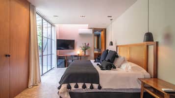 Quarto casal, 1 cama King, sacada, vista para o pátio | Cofres nos quartos, cortinas blackout, ferros/tábuas de passar roupa