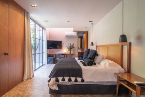 Tweepersoonskamer, 1 kingsize bed, balkon, uitzicht op de binnenplaats | Een kluis op de kamer, verduisterende gordijnen