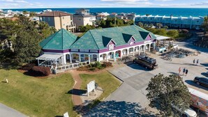 Un hotel con un edificio a tetto verde, un parcheggio e vista sull'oceano.