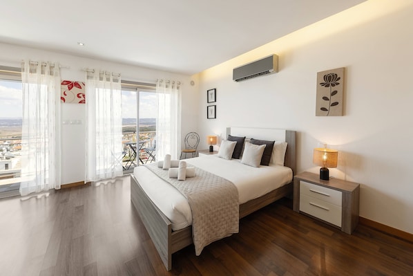 3 bedrooms, iron/ironing board, travel cot, bed sheets - Atlantic Panoramic Villa (Caldas da Rainha)