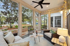 Smart TV, ping pong, books - WaterColor, Just STEPS to Dragonfly Pool! LSV & 4 Bikes Included! (Santa Rosa Beach)