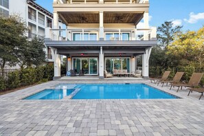 A heated pool - STEPS TO BEACH! SLEEPS 20! PRIVATE POOL, Bikes, Fire Pit, GULF VIEWS (Rosemary Beach)