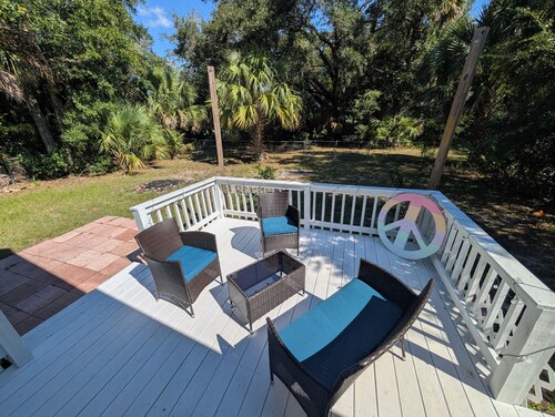 Snowbirds welcome! - Whimsical, Bright 3BR Retreat in Historic Apalachicola