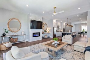 Smart-tv, pejs, bøger, kontorer