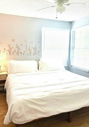 3 bedrooms, iron/ironing board, WiFi, bed sheets - Charming Home Minutes from Parks (Kissimmee)
