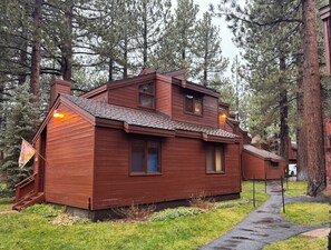 Exterior - Soothing 2-bedroom condo with sleeping loft in Mammoth Lakes (Mammoth Lakes)