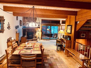 Dining - Soothing 2-bedroom condo with sleeping loft in Mammoth Lakes (Mammoth Lakes)