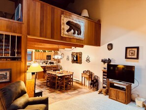 TV, fireplace - Soothing 2-bedroom condo with sleeping loft in Mammoth Lakes (Mammoth Lakes)