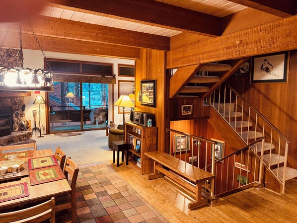 Dining - Soothing 2-bedroom condo with sleeping loft in Mammoth Lakes (Mammoth Lakes)