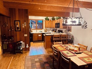 Dining - Soothing 2-bedroom condo with sleeping loft in Mammoth Lakes (Mammoth Lakes)