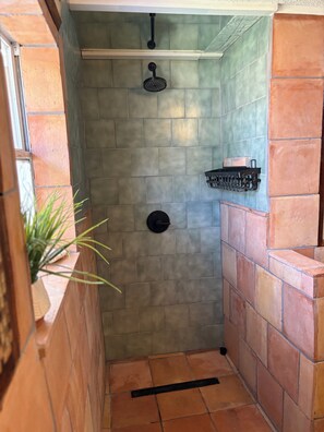 Shower, hair dryer, towels, soap - Enjoy this spacious eclectic home away from home. Great Location!! (Ingleside)