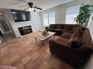 Living area - Enjoy this spacious eclectic home away from home. Great Location!! (Ingleside)