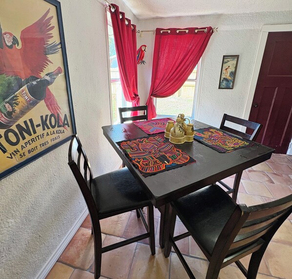 Dining - Enjoy this spacious eclectic home away from home. Great Location!! (Ingleside)