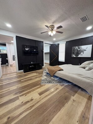 3 bedrooms, bed sheets - Enjoy this spacious eclectic home away from home. Great Location!! (Ingleside)