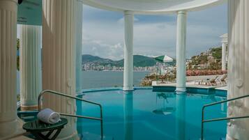 Piscina externa, guarda-sóis, espreguiçadeiras