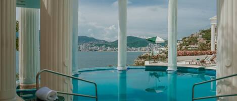 Piscine extérieure, parasols de plage, chaises longues