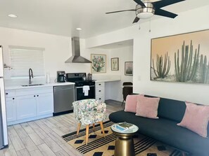 TV - Warm & Cozy w Desert Views (Desert Hot Springs)