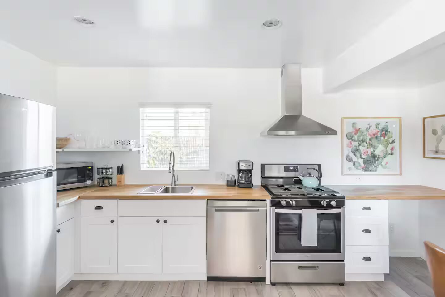 Mikrobølgeovn, ovn, kokeplater og oppvaskmaskin