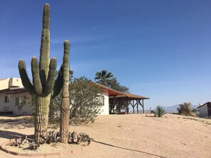Exterior - Warm & Cozy w Desert Views (Desert Hot Springs)