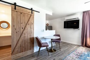 Dining - Cute Full Kitchen Studio (Desert Hot Springs)