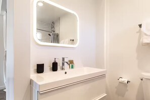 Shower, hair dryer, towels, soap - Cute Full Kitchen Studio (Desert Hot Springs)