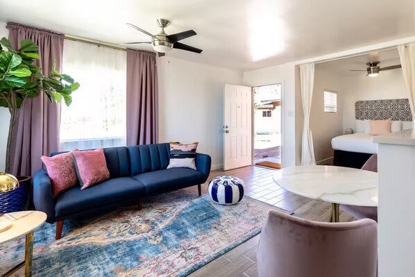 TV - Cute Full Kitchen Studio (Desert Hot Springs)