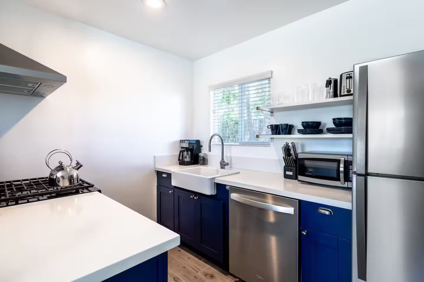 Een koelkast, een magnetron, een oven, een kookplaat