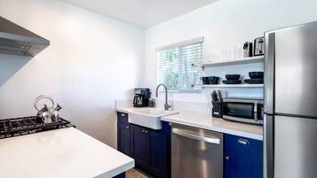 冷蔵庫、電子レンジ、オーブン、コンロ