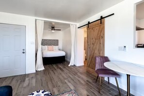 1 bedroom, iron/ironing board, WiFi, bed sheets - Cute Full Kitchen Studio (Desert Hot Springs)