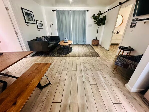 Smart TV - Modern Minimalist Desert Retreat - 2br Apt (Desert Hot Springs)