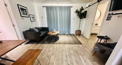 Modern Minimalist Desert Retreat - 2br Apt