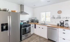 ثلاجة، ميكروويف، فرن، موقد طهي مسطح