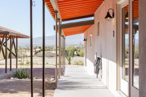 Modern Minimalist Desert Retreat - 2br Apt