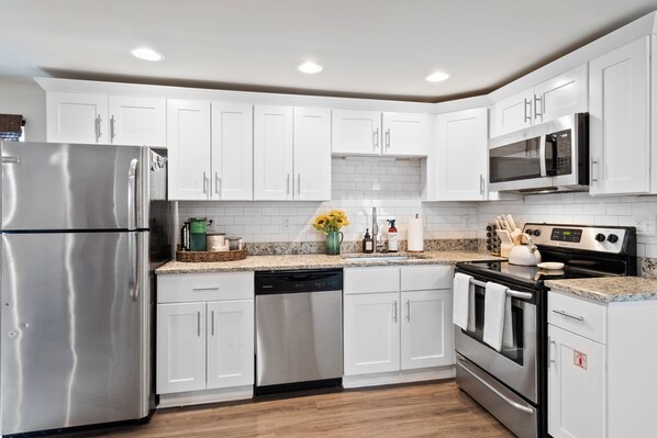 Microwave, oven, stovetop, dishwasher - Charming Park Circle 2 Bedroom Cottage- Close to DT & Beaches (North Charleston)