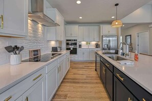 ثلاجة، ميكروويف، فرن، موقد طهي مسطح