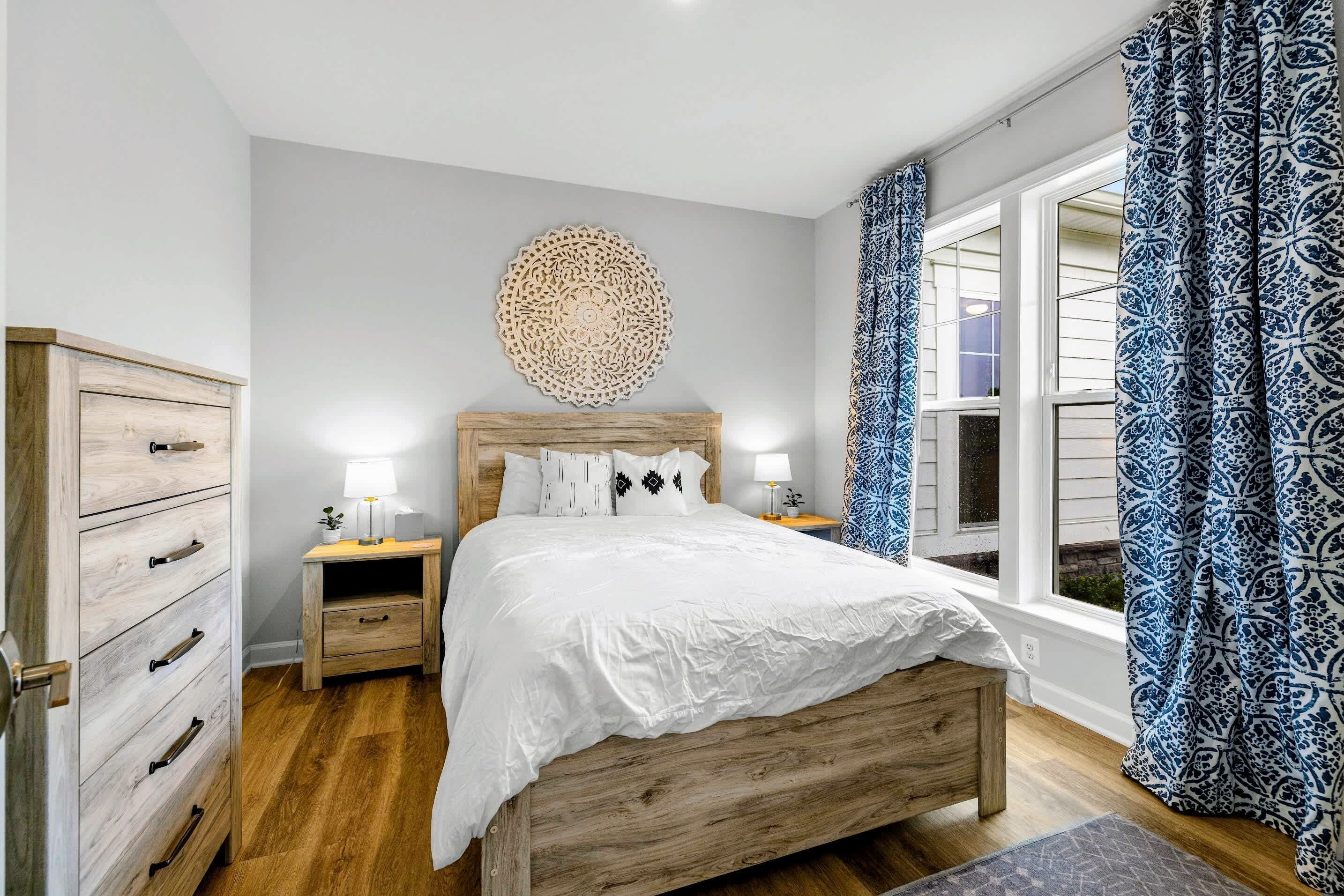 6 bedrooms, iron/ironing board, WiFi (free), bed sheets