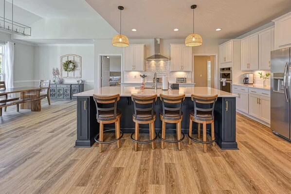 ثلاجة، ميكروويف، فرن، موقد طهي مسطح