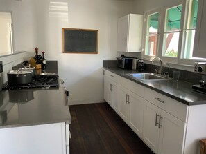 Kühlschrank, Ofen, Herdplatte, Wasserkocher mit Kaffee-/Teezubehör
