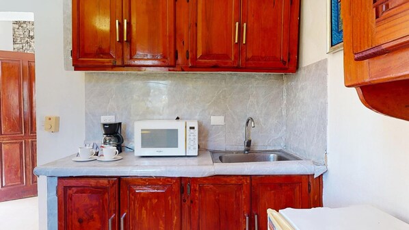 Estudio | Cocina privada | Microondas y utensilios de cocina