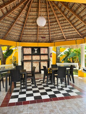 32-inch Smart TV with digital channels, Netflix, streaming services - Caribbean Sun Apart Hotel (Punta Cana)