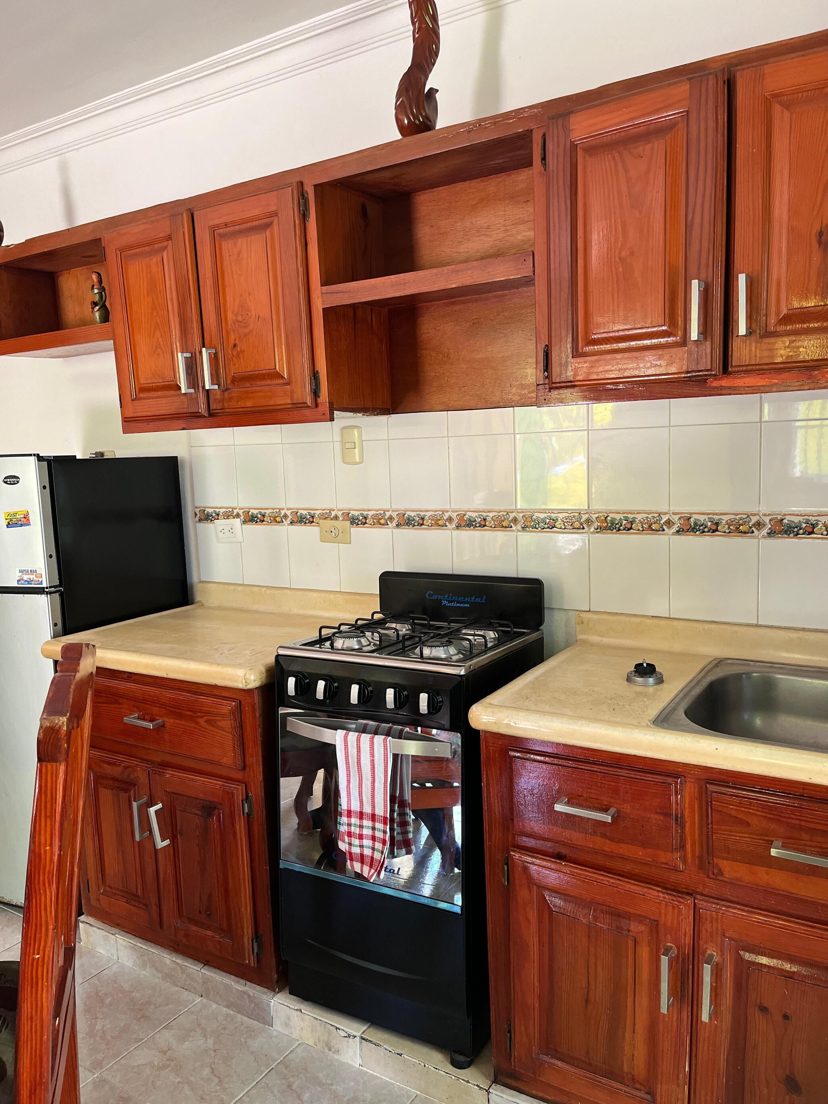 Junior appartement | Privékeuken | Een magnetron, kookgerei, borden en bestek