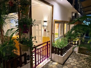 المنطقة المحيطة بالمنشأة