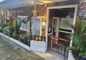 A wooden building with a sign reading "Welcome" and "Chalet." - Studio Chalet (Yaoundé)