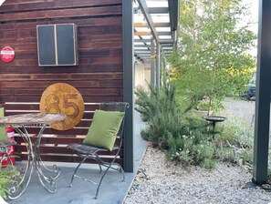 Outdoor dining - Cosy guesthouse close to caves, canyons, winery's, waterfalls & wedding venues (Moss Vale)